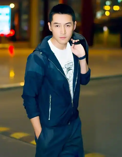 胡歌才37岁就像大叔185cm穿格纹套装成160一头卷发更像犀利哥