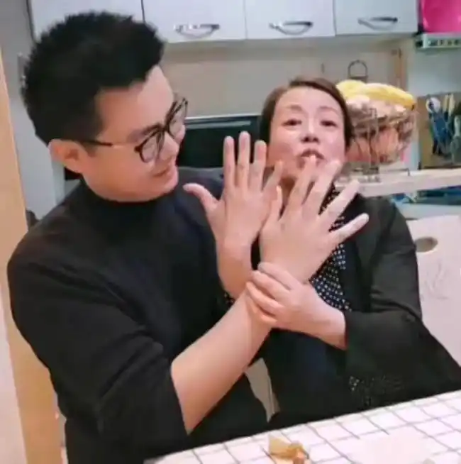 母亲节郭威送给养母和生母一份大礼:许敏是惊喜,杜新枝是惊吓