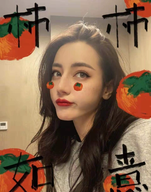 迪丽热巴晒超萌自拍照祝粉丝永远都是小朋友还害羞说我也是