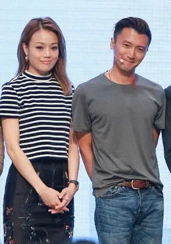 谢霆锋与容祖儿台上嬉笑不停