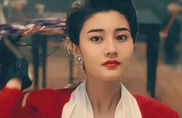 气球上还印有李嘉欣经典黑色西装照,并印有"生日快乐"的字样,品牌方这