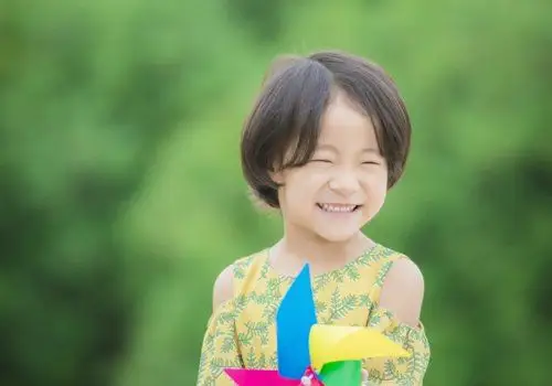 发型设计 儿童发型 >> 小女孩梳短发也能很萌哟 2019女童可爱清新短发