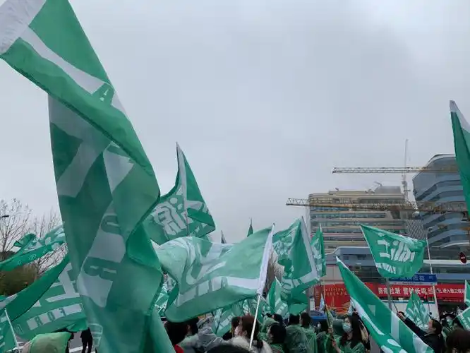 王源超话#王源微博之夜#大旗摇起来真滴太好看啦