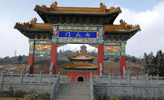 南天门,是武当山古建筑巧妙运用空间环境的杰作之一,别致的建筑景观