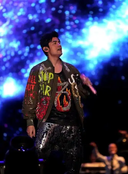 在演唱会的现场,周杰伦不仅呈现了一流的舞台效果,还与粉丝们积极互动