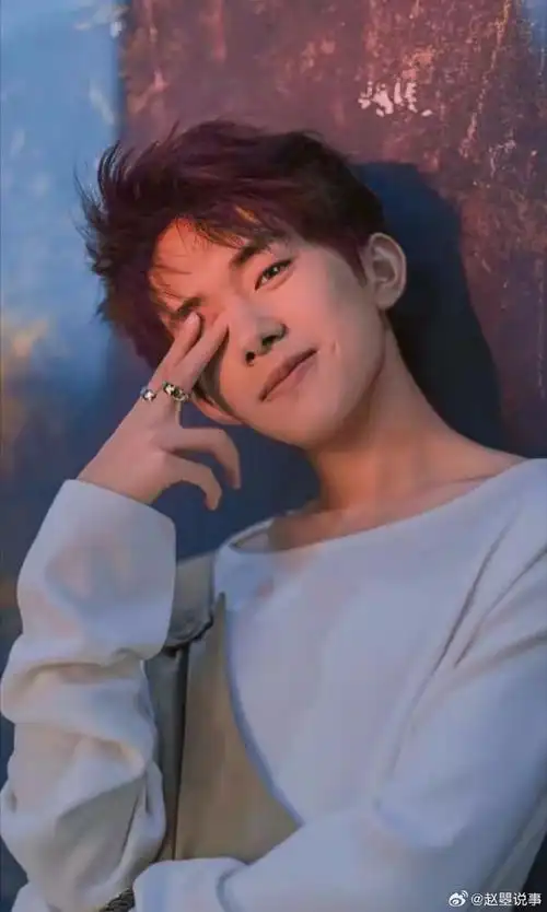 易烊千玺给大家看隐秘的自己#自从易烊千玺与周冬雨主演的《少年的你