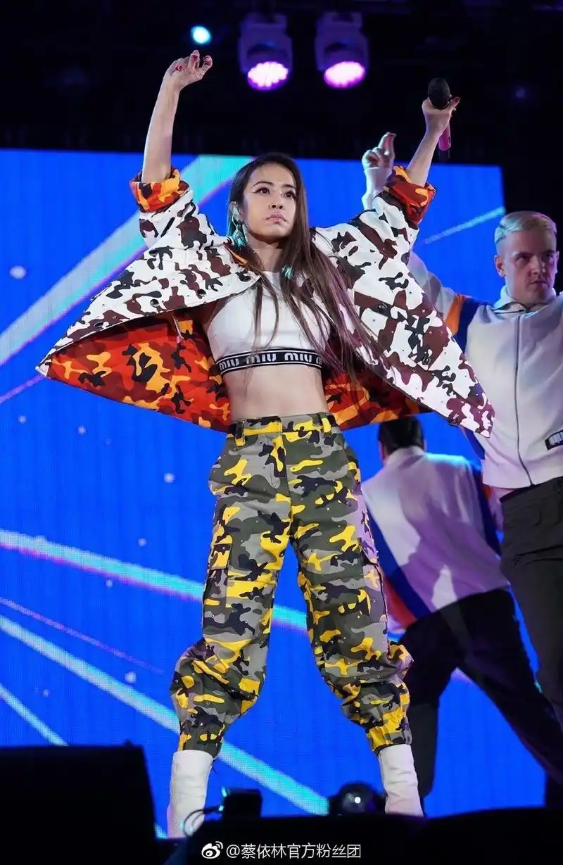蔡依林穿迷彩服表演新歌 高抬腿展现柔韧性