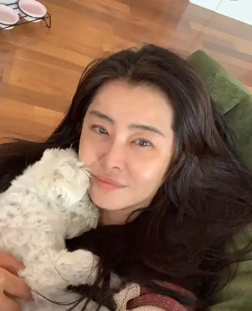 57岁王祖贤晒自拍照戴眼镜双眼皮明显面容黯淡眼神沧桑