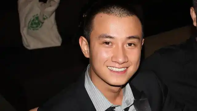 文章剃光头现身面色青灰,身形佝偻双眼无神惹人心疼