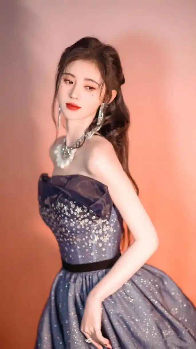 鞠婧祎,月光下的夜神,一抹蓝色星钻抹胸礼服,长发轻轻挽起,泪滴妆气质