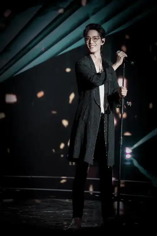 肖战191116 芭莎明星慈善夜《满足》 (cr.见水印)