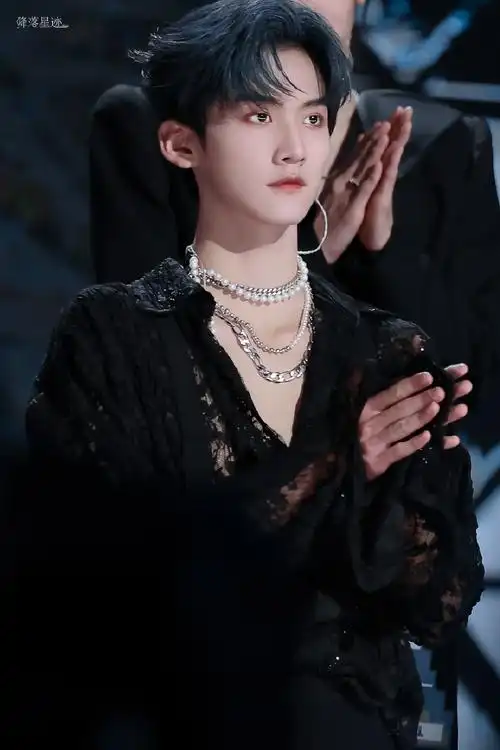 周柯宇july唱跳舞台