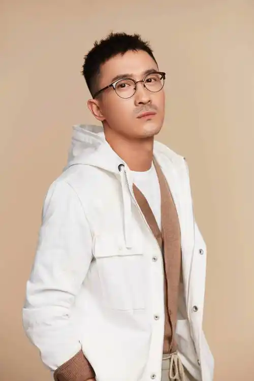 张铎释出春日写真大片 率性雅痞彰显演员反转魅力