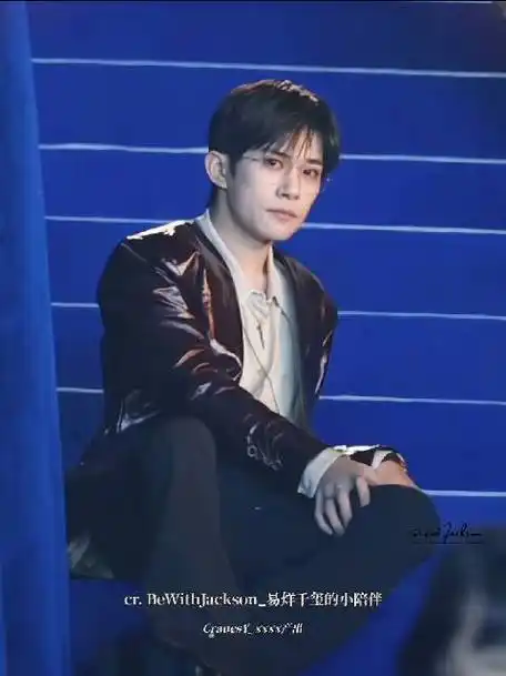 易烊千玺又走错路了##易烊千玺复古红皮衣##vogue时尚之力盛会