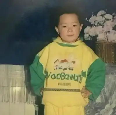 要不,我们不妨一起看一下肖战童年时期的照片.