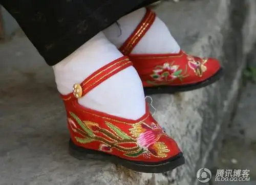 在旧社会裹小脚的女人