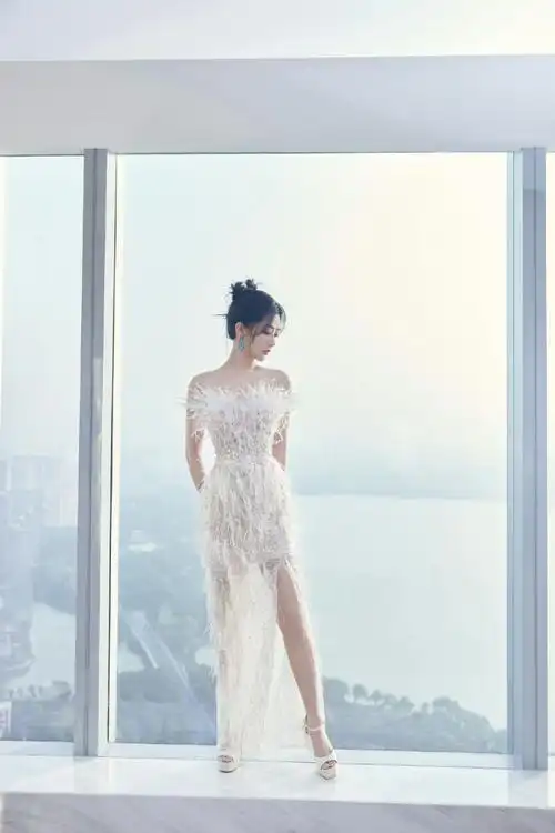 杨紫  今日造型图集,一袭羽毛珠片抹胸礼服,佩戴着boucheron孔雀羽毛