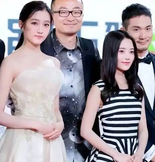 看看她和关晓彤的合照就有答案_吴宣_照片_鼻梁