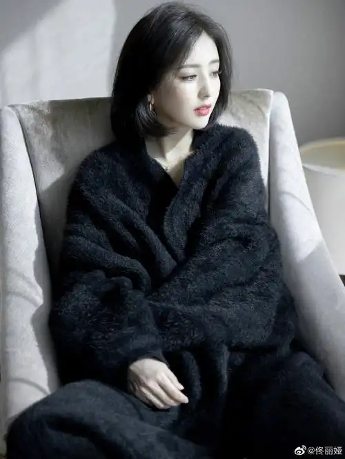 组图:佟丽娅短发造型拍写真温婉清冷 穿黑色居家服露香肩锁骨