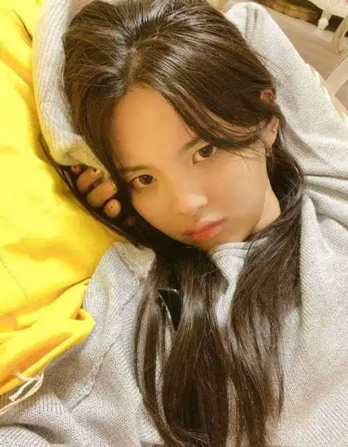 晒双马尾自拍,穿一字肩细吊带出镜,开心比耶心情好_工作_少女_林允