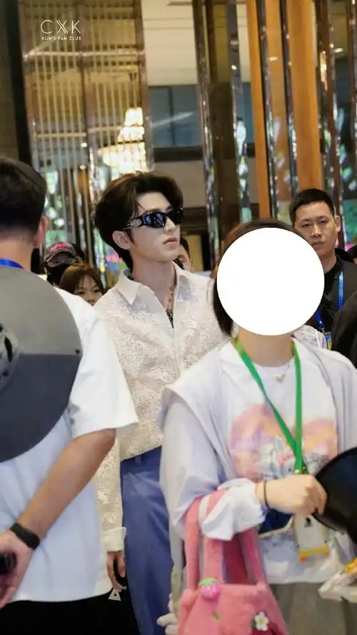 蔡徐坤侧腰飘带好长##奔跑吧泰国路透