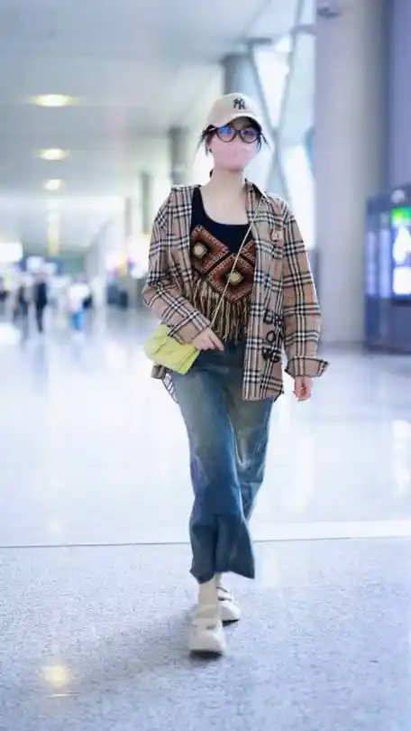 许佳琪独自现身机场