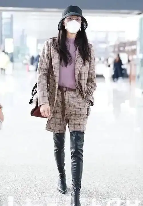 韩雪穿上一套新式套装,配上短裤和高统靴,双腿变长