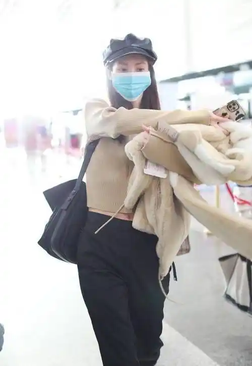 金晨的身材真高挑,穿短上衣秀二八分比例,一双长腿又细又直