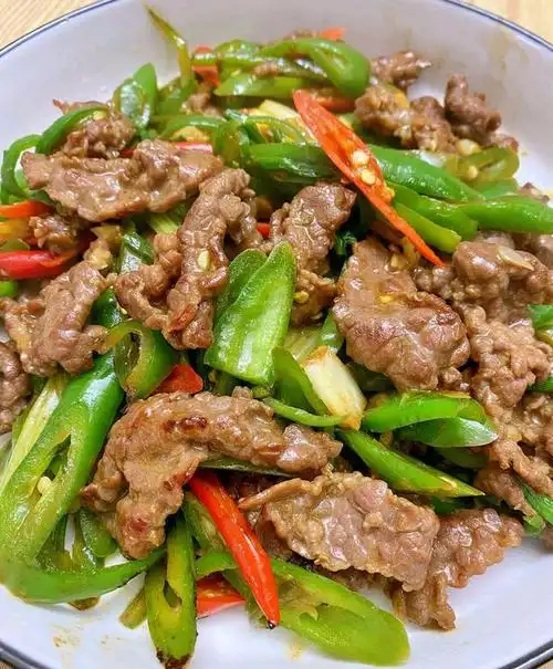 超级下饭的尖椒炒牛肉真的是香辣入味好吃极了