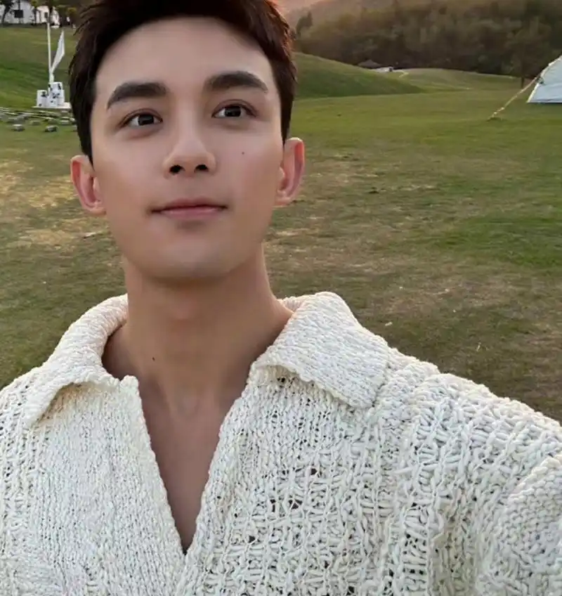 吴磊迎着夕阳自拍宠粉,牙齿也整齐洁白,他笑起来太阳光了,帅气有型.