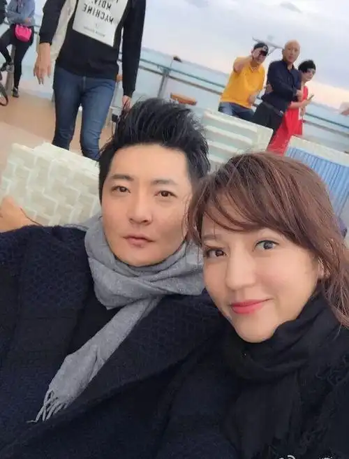 鲍蕾和鲍莉是娱乐圈的姐妹花,她们分别嫁给了陆毅和郭京飞,两位男星