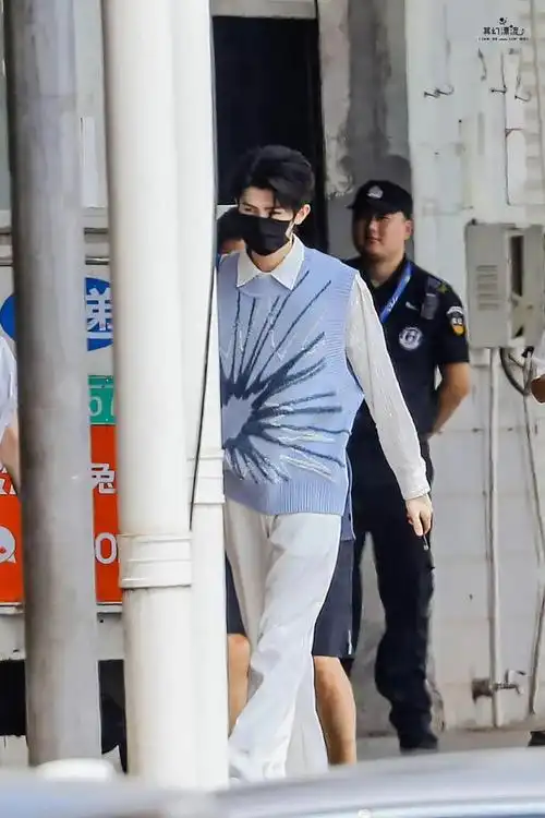 还有从头到脚清爽统一色系夏日套装的周柯宇和ak刘彰不过,比起帅哥们