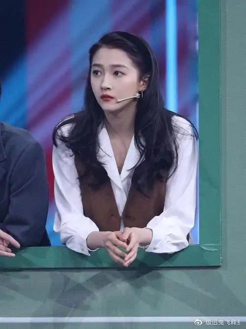 关晓彤王牌造型超可爱!哪吒头搭百褶短裙,随便截图大长腿也能打