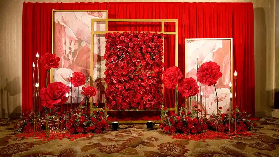 婚庆公司可以为新人解决婚礼现场布置的问题,婚礼公司有成套的道具和