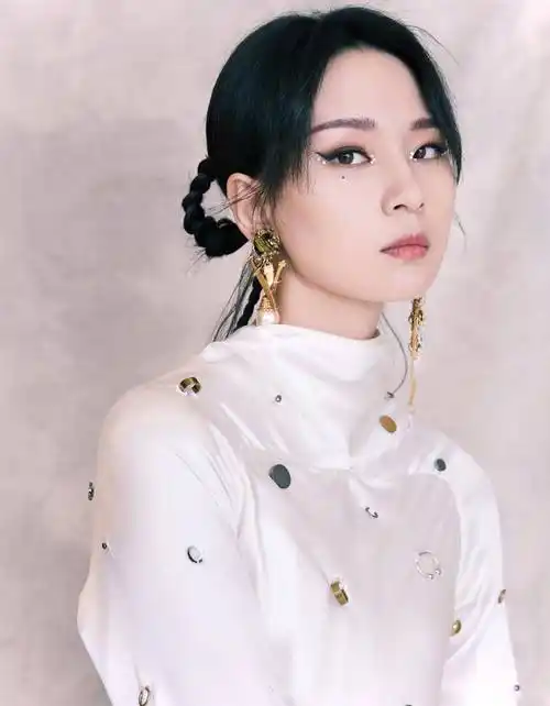 整容后的周笔畅何止美得像刘诗诗身着黄色百褶蛋糕裙超有女人味