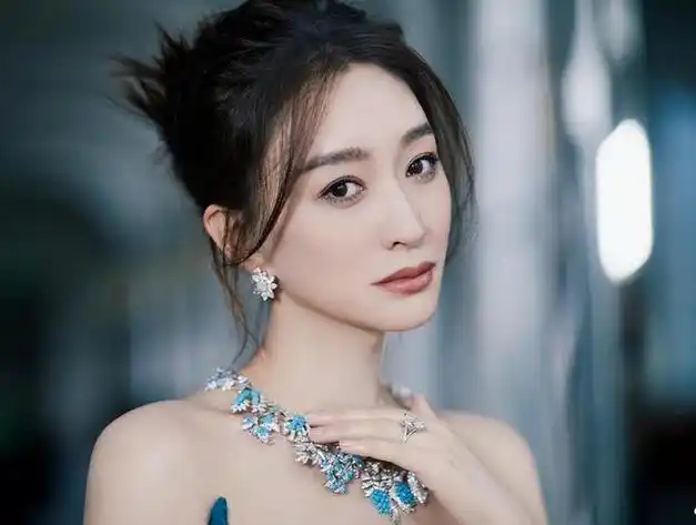 李小冉分享写真身穿蓝色低胸长裙配搭蓝色宝石高贵大方