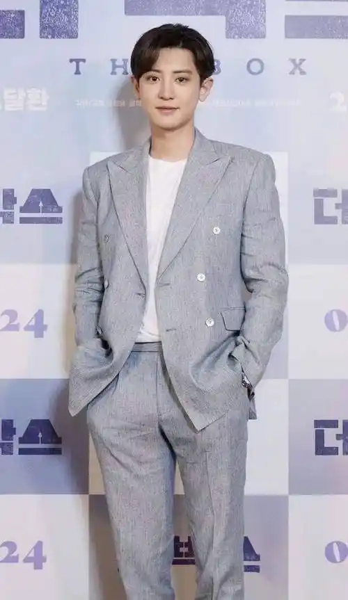 原创exo门面朴灿烈帅气不再五五分身材暴露短腿眼眶通红显娇弱