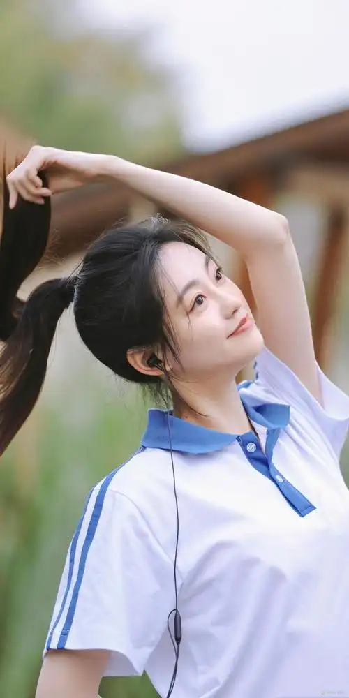 祝绪丹小清新造型,蓝白色校服高马尾,妥妥的初恋感校园剧女主