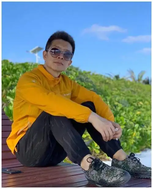 原创央视主播朱广权眼镜一戴谁也不爱段子一起一韵到底