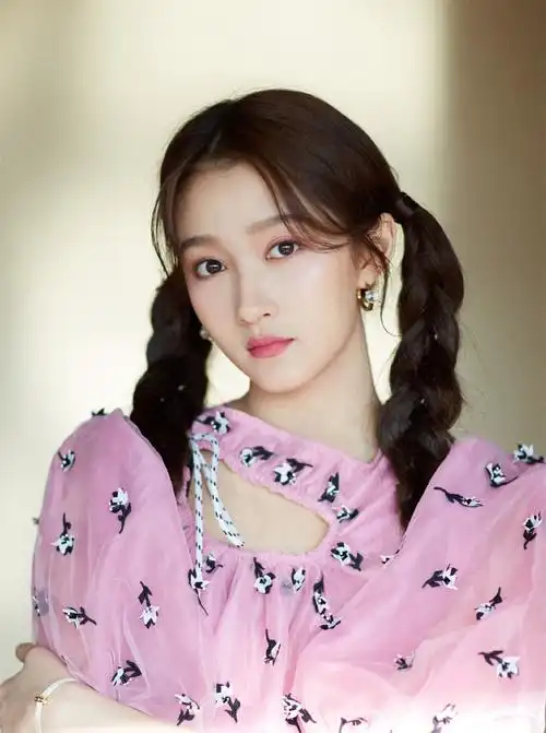 麻花辫造型的关晓彤,气质甜美可爱,穿短裤展现优雅大长腿