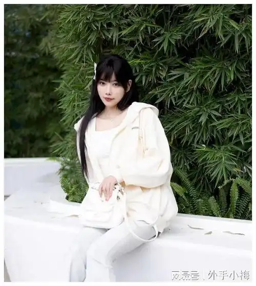 最美女神杨晨晨身穿休闲服装温柔有气质