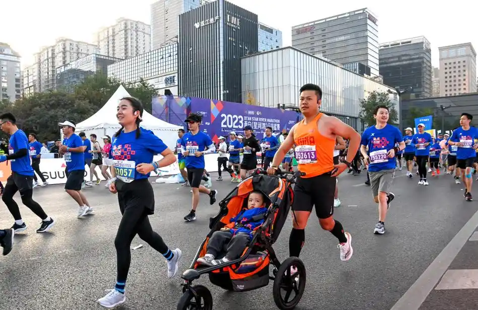 2023西安马拉松赛举行_腾讯新闻