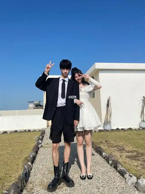 论一米八的女生如何显得小鸟依人那就是找个高的工具人拍照