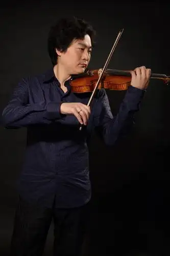 吕思清新浪娱乐讯 11月27日晚国家大剧院音乐厅,首场华人小提琴家独奏