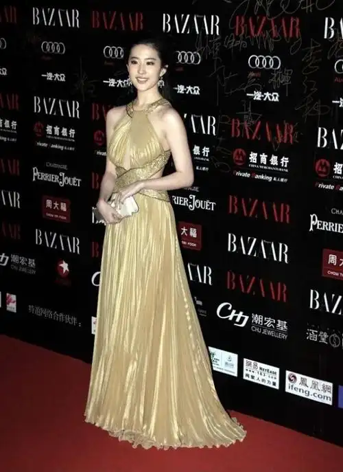 我被刘亦菲的尤物气质迷住了穿挂脖连衣裙又惊艳了红毯