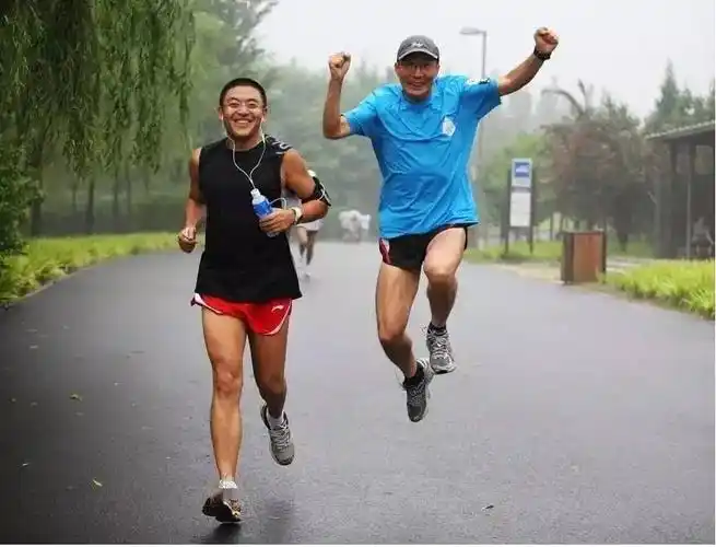而且据说坚持长期跑步的人,也可以粗手人们养成良好的生活习惯,变得