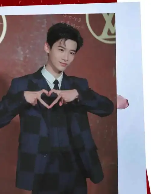 白敬亭白敬亭比心这心动降临在了春天还是初夏ohmygod我的