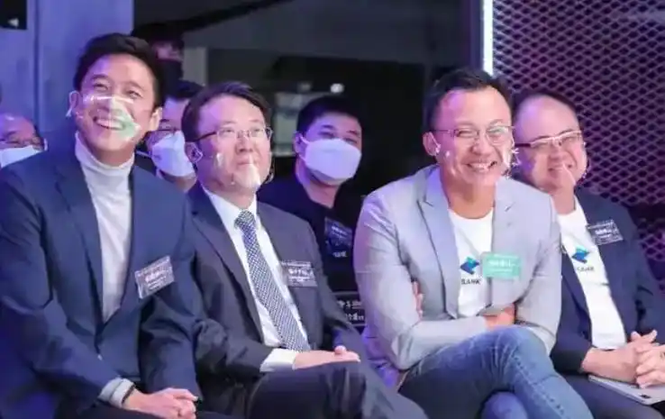 霍启山参加商务聚会,西装笔挺很帅气,可惜何超莲章子怡都错过他