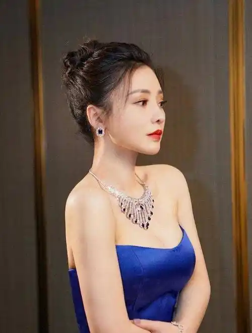 柳岩一身高马尾连身裙现身_连衣裙_身材_时尚