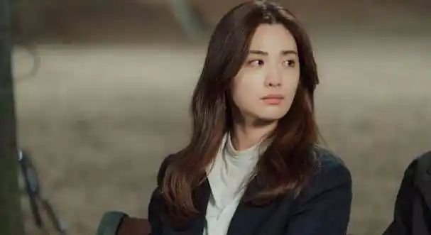 原创8位韩剧女主黑白套装造型连娃娃脸张娜拉都变酷帅